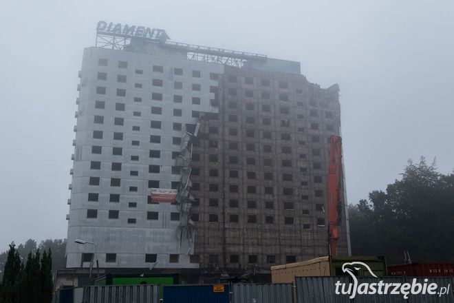 Hotel Diament: kolejny etap rozbiórki