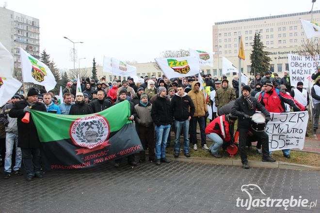 W 2014 roku pod siedzibą JSW protestowała młodzież, emerytowani górnicy, górnicy i pracownicy JZR