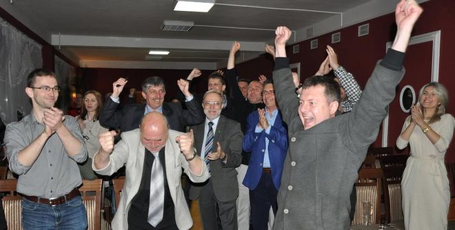 Radość jastrzębskich sympatyków PiS-u po ogłoszeniu wyników wyborów