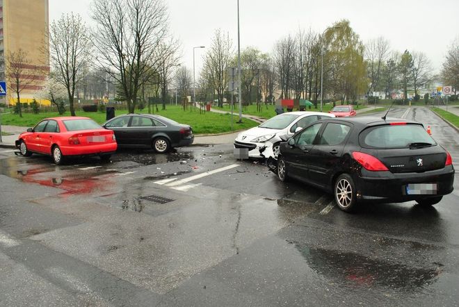 Nieustąpienie pierwszeństwa przyczyną zderzenia 4 samochodów na skrzyżowaniu, KMP w Jastrzębiu-Zdroju