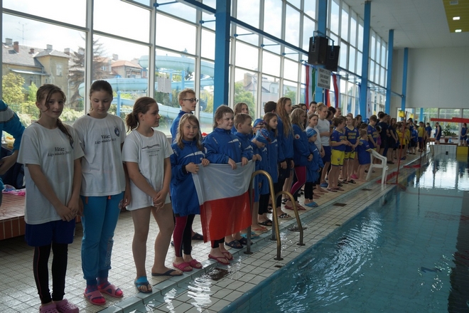 Młodzi zawodnicy Nautilusa na międzynarodowych zawodach pływackich w Czechach, KS Nautilus