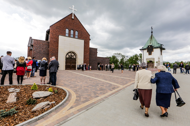 Parafianie z Bzia cieszą się nowym kościołem, Dominik Gajda