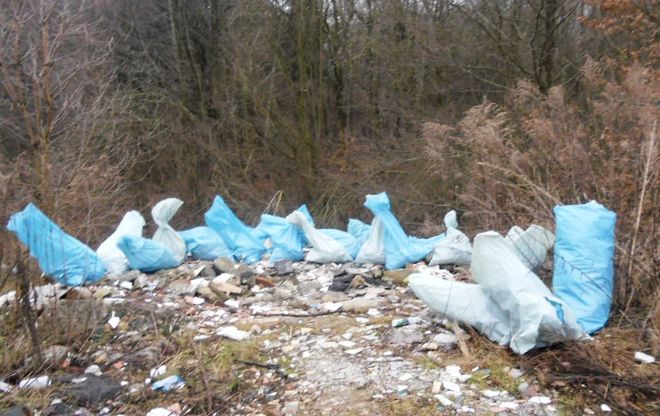 Dzikie wysypisko śmieci w centrum miasta. Sprawców złapano na gorącym uczynku, SM w Jastrzębiu-Zdroju