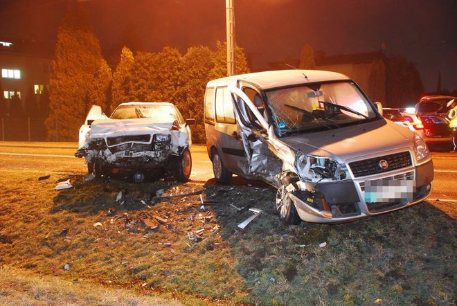 Młoda kierująca na łuku drogi wpadła w poślizg i doprowadziła do wypadku, KMP w Jastrzębiu-Zdroju