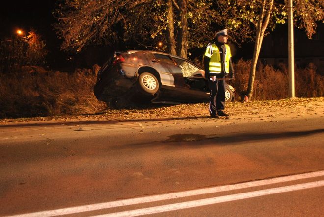 Tragiczny wypadek na Cieszyńskiej. Po zderzeniu z drzewem zginął 20-letni kierowca, KMP w Jastrzębiu-Zdroju