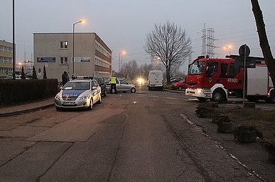 Kierowca seata zderzył się z busem. Dwie osoby trafiły do szpitala, KMP w Jastrzębiu-Zdroju