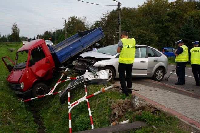 Nieostrożny kierowca wyprzedzając ciąg pojazdów zderzył się z ciężarówką, KMP Jastrzębie Zdr.