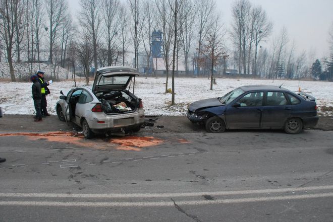 Czołowe zderzenie na Powstańców Śląskich. 3 osoby trafiły do szpitala, KMP Jastrzębie