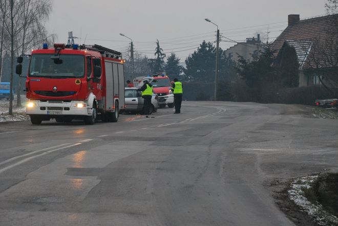 Czołowe zderzenie na Powstańców Śląskich. 3 osoby trafiły do szpitala, KMP Jastrzębie