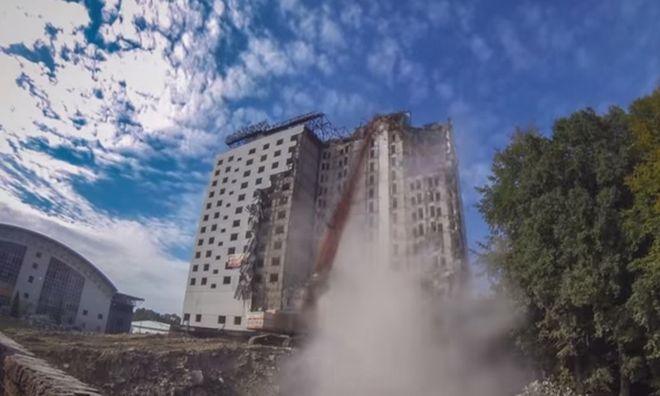 Pasjonaci stworzyli niesamowity film pokazujący etapy wyburzania hotelu Diament, 