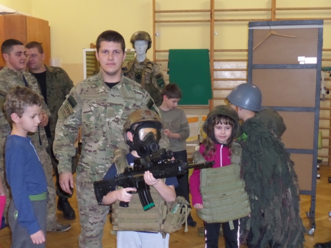 W mundurach i maskach przeciwgazowych odwiedzili szkołę przy Wojewódzkim Szpitalu Rehabilitacyjnym dla Dzieci, materiały prasowe UM