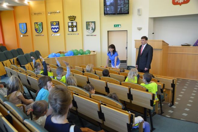 Przedszkolaki odwiedziły Urząd Miasta, by przypomnieć sobie zasady segregacji śmieci, materiały prasowe UM Jastrzębie-Zdrój