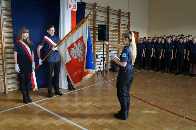 Uczniowie klas policyjnych ślubowanie mają już za sobą, KMP w Jastrzębiu-Zdroju