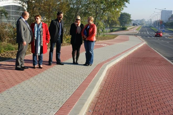 Robotnicy wybudowali chodnik przy al. Jana Pawła II , UM w Jastrzębiu-Zdroju