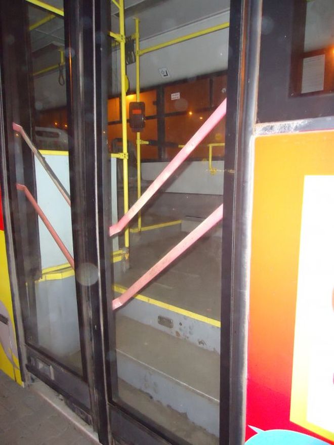 Pijany 41-latek chciał wejść do autobusu przez zamknięte drzwi, KMP w Jastrzębiu-Zdroju