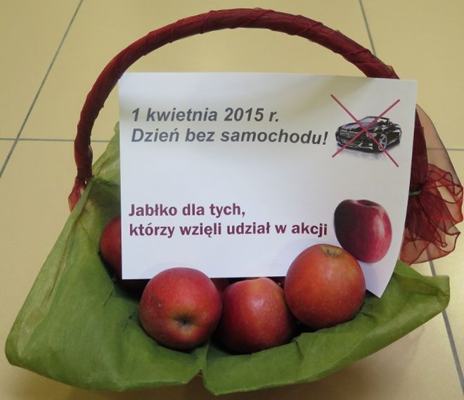 Urzędnicy dostali po jabłku za to, że nie przyjechali do pracy samochodem, UG w Pawłowicach