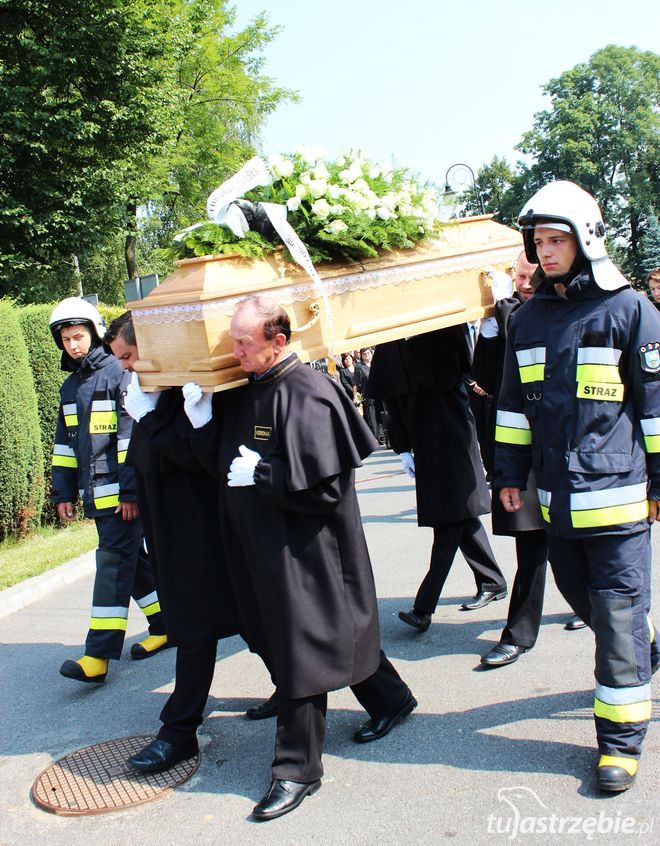 Tłumy ludzi przyszły na pogrzeb, by pożegnać wójta Damiana Galuska, pww
