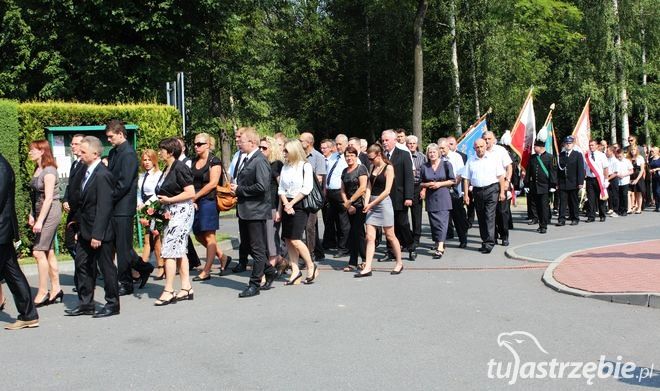 Tłumy ludzi przyszły na pogrzeb, by pożegnać wójta Damiana Galuska, pww