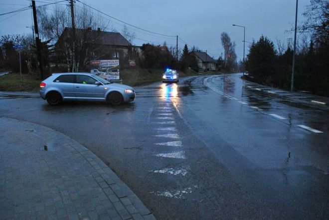 Młody kierowca nie zauważył pieszej. Ranna 78-latka trafiła do szpitala, KMP w Jastrzębiu-Zdroju