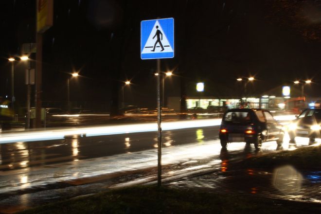 16-latka wpadła pod koła samochodu na przejściu dla pieszych, KMP w Jastrzębiu-Zdroju