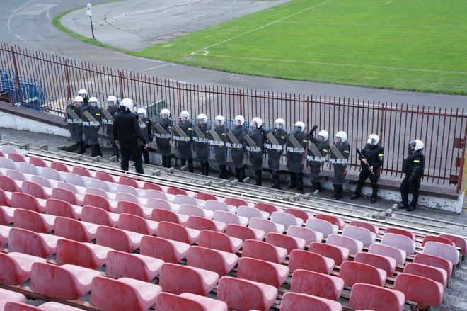 Policjanci ćwiczyli współdziałanie na stadionie, 