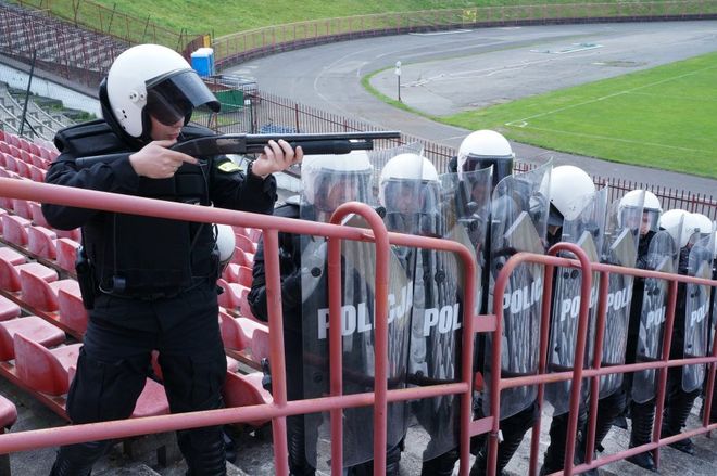 Policjanci ćwiczyli współdziałanie na stadionie, 