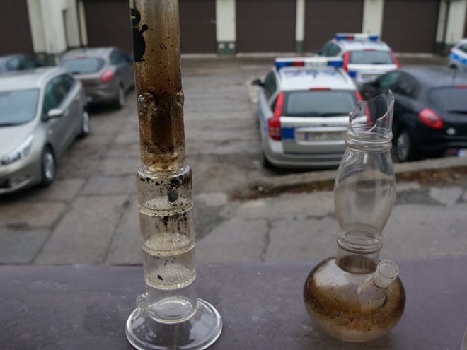 Policjanci znaleźli przy młodych jastrzębianach dwie fajki wodne i narkotyki, KMP w Jastrzębiu-Zdroju