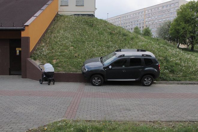 Samochód bez kierowcy potrącił niemowlę i jego babcię, KMP w Jastrzębiu-Zdroju