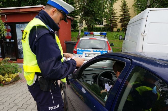 Kierowcy w obiektywie. Policjanci korzystają z fotorejestratora wykroczeń, KMP w Jastrzębiu-Zdroju