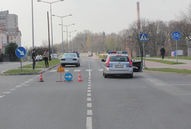 Młody kierowca potrącił kobietę na przejściu dla pieszych, KMP w Jastrzębiu-Zdroju