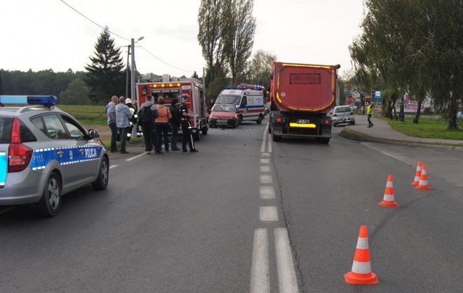 Samochód osobowy zderzył się z ciężarówką. Jedna osoba nie żyje, KPP w Pszczynie