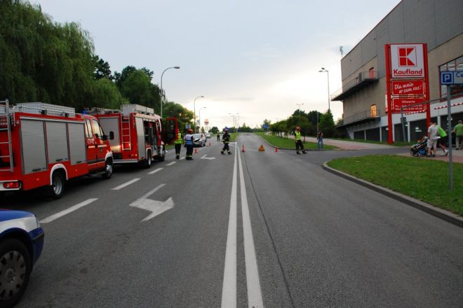Wypadek na ul. Arki Bożka. Cztery osoby przewieziono do szpitala, KMP Jastrzębie-Zdrój