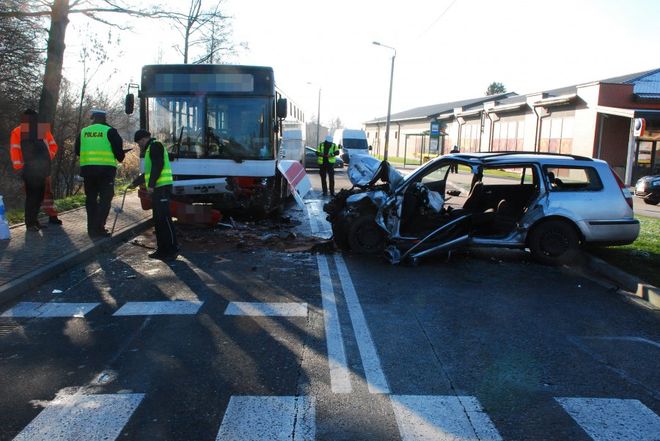 Zderzenie osobówki z autobusem: 23-letni kierowca zasnął za kierownicą, KMP w Jastrzębiu-Zdroju