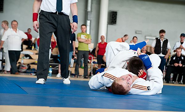 Trenerowi judo Robertowi R. postawiono osiem zarzutów, archiwum