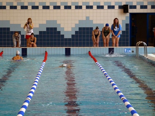Uczniowie szkół ponadgimnazjalnych wzięli udział w zawodach pływackich. Padł rekord, MOSiR Jastrzębie-Zdrój