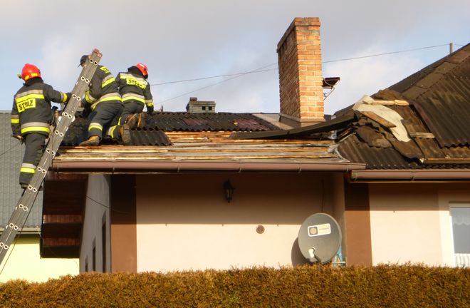 Silny wiatr zerwał dach z garażu, PSP w Jastrzębiu-Zdroju