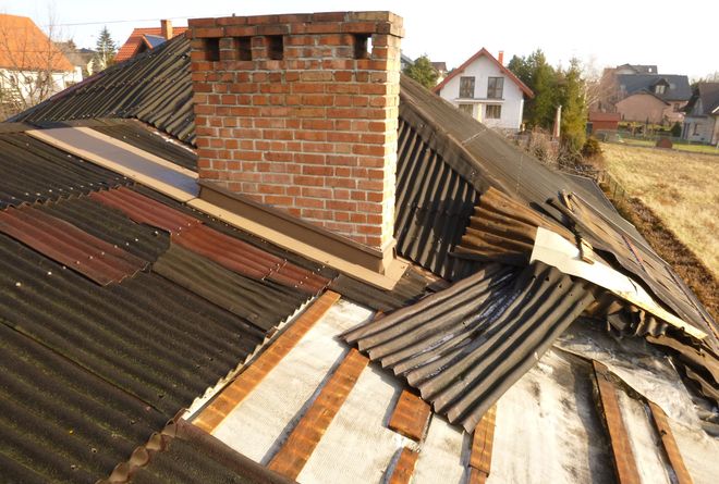 Silny wiatr zerwał dach z garażu, PSP w Jastrzębiu-Zdroju
