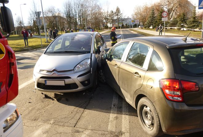 Trzy samochody osobowe zderzyły się na środku skrzyżowania, PSP w Jastrzębiu-Zdroju