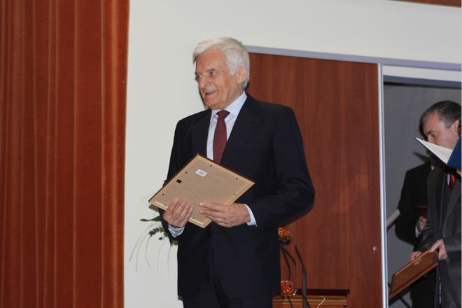 Gala Młodych Wynalazców: prof. Jerzy Buzek odwiedził ZS nr 6, P. Gawron; źródło:JSS